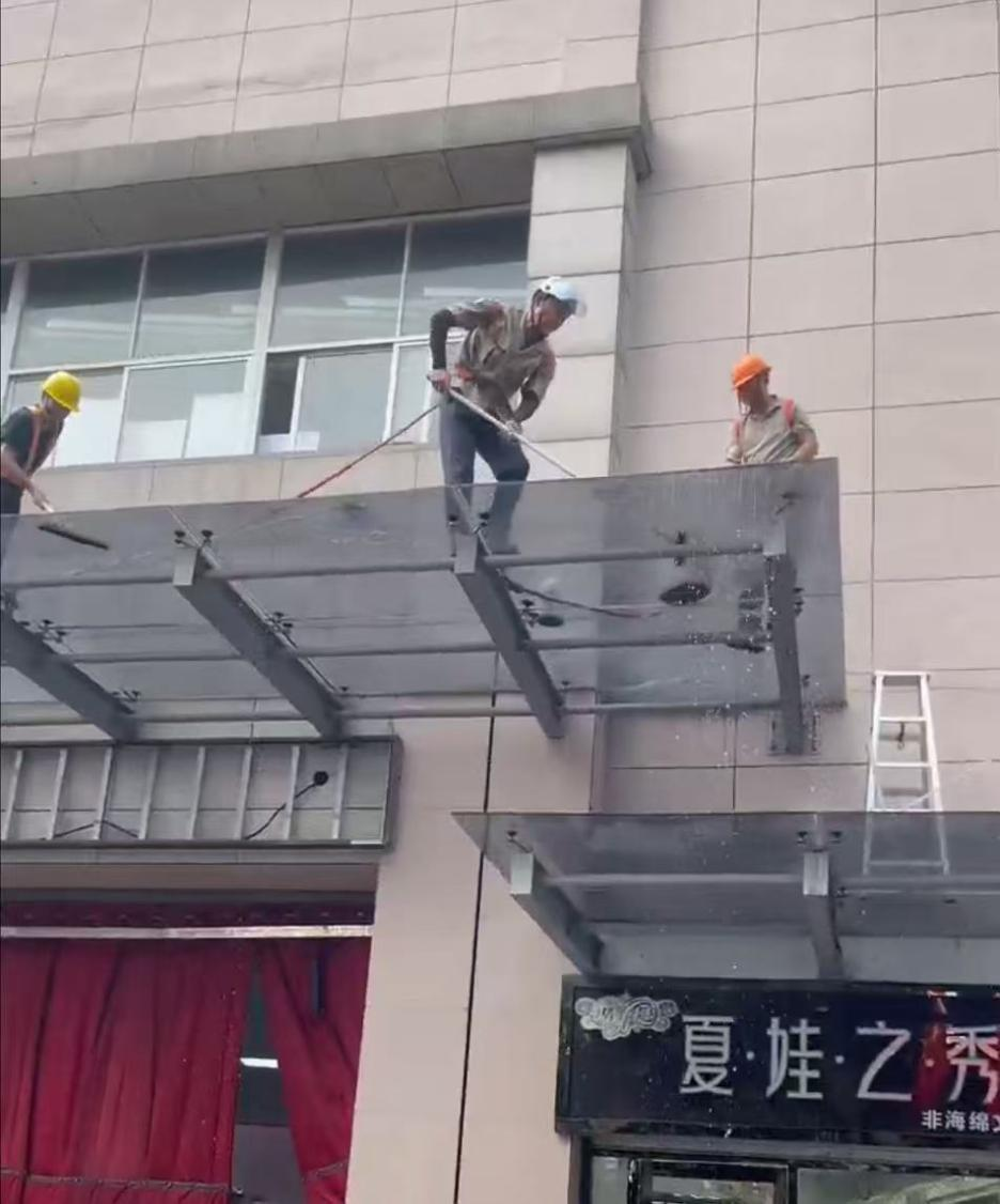 “洗”迎國(guó)慶錢江商城為玻璃雨棚做“美容”