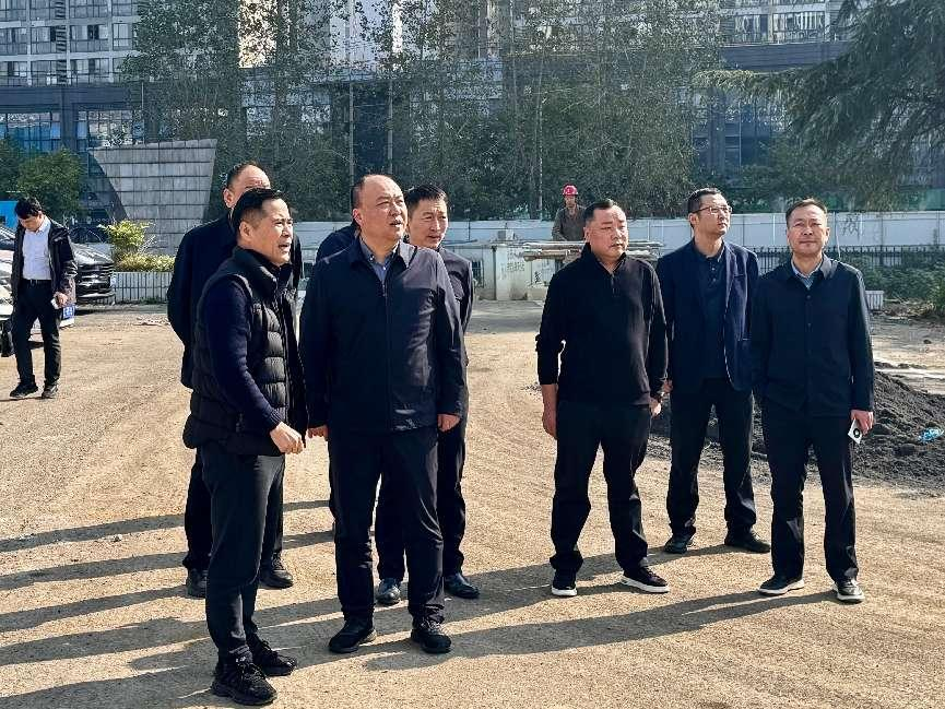 包河區(qū)委副書記、區(qū)長李煒一行蒞臨老廣電355潮流創(chuàng)意社區(qū)調(diào)研