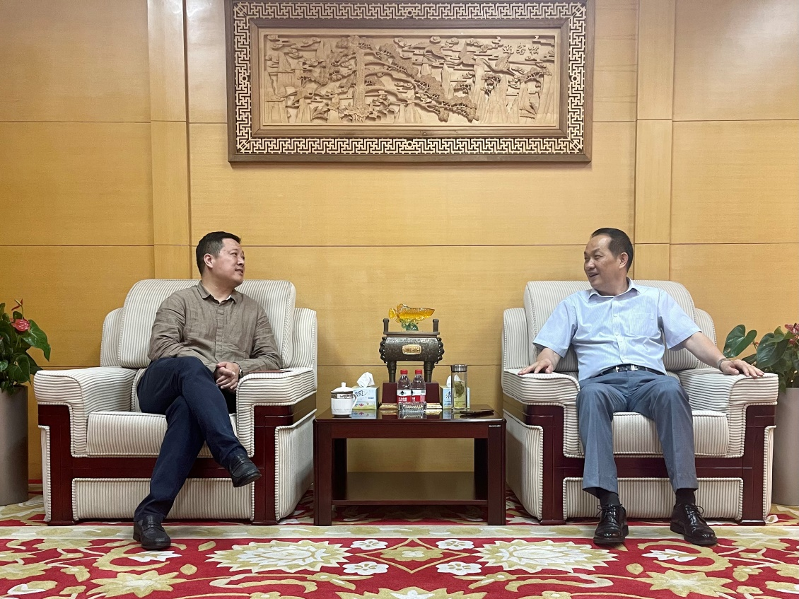 上塘街道方在元副主任帶隊(duì)慰問(wèn)優(yōu)秀共產(chǎn)黨員