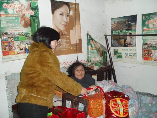 為長期臥床的老人送去組織的溫暖 (2).jpg 為長期臥床的老人送去組織的溫暖 (2).jpg