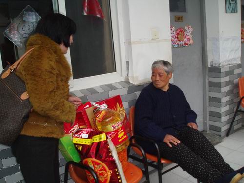 為長期臥床的老人送去組織的溫暖 (3).jpg 為長期臥床的老人送去組織的溫暖 (3).jpg